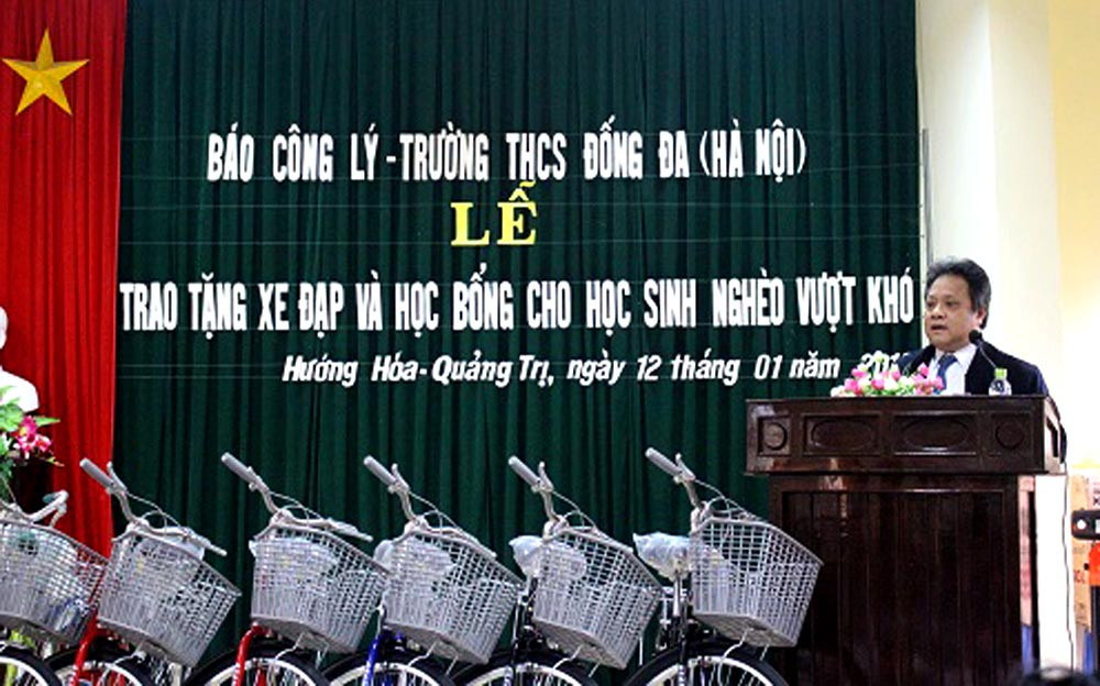 Báo Công lý trao tặng xe đạp và học bổng cho học sinh nghèo  vượt khó tại Quảng Trị