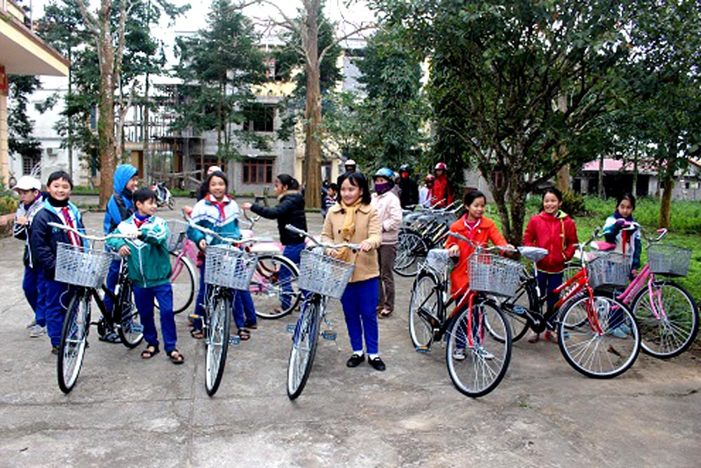 Báo Công lý trao tặng xe đạp và học bổng cho học sinh nghèo  vượt khó tại Quảng Trị