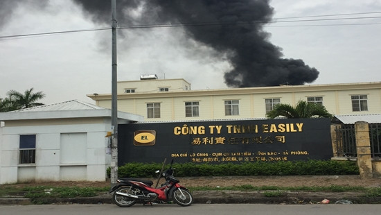 Cháy lớn tại kho nguyên liệu trong CCN Tân Liên