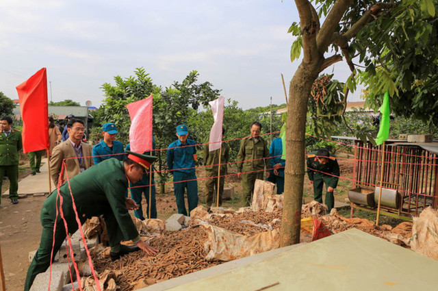 Hưng Yên: Di chuyển 6 tấn đầu đạn phát hiện trong vườn nhà dân