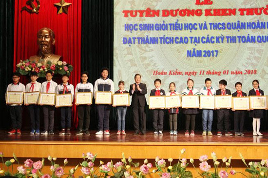 Quận Hoàn Kiếm khen thưởng 55 học sinh đạt thành tích cao tại các kỳ thi toán quốc tế năm 2017