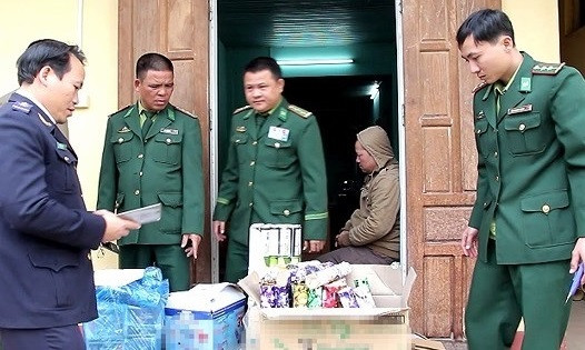 Bắt giữ ôtô bán tải chở 84kg pháo lậu từ Lào về Việt Nam tiêu thụ