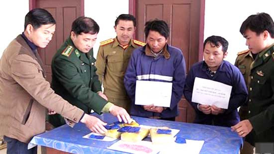 Bắt hai đối tượng người Lào, thu giữ 18.000 viên ma túy tổng hợp