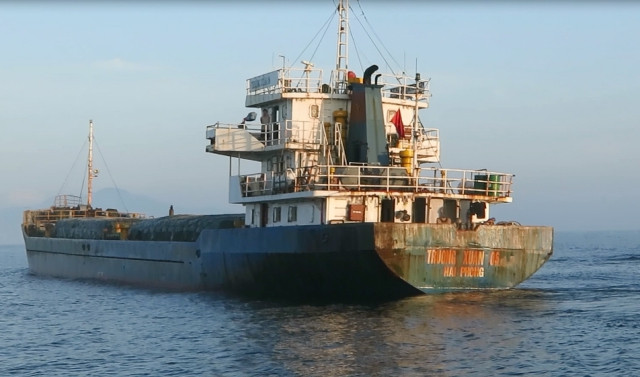 Tạm giữ tàu chở hơn 1.800 tấn hàng hoá không rõ nguồn gốc