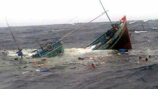 Chìm tàu cá, 11 ngư dân được cứu, 2 người mất tích