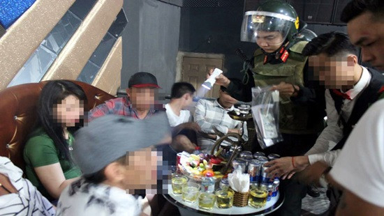 Đột kích quán bar, phát hiện hàng chục nam nữ đang phê ma túy