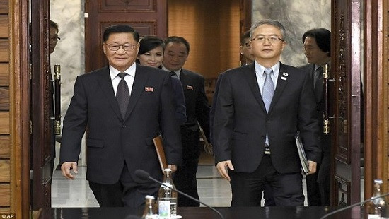Đại diện Hàn Quốc và Triều Tiên bắt tay thân mật 