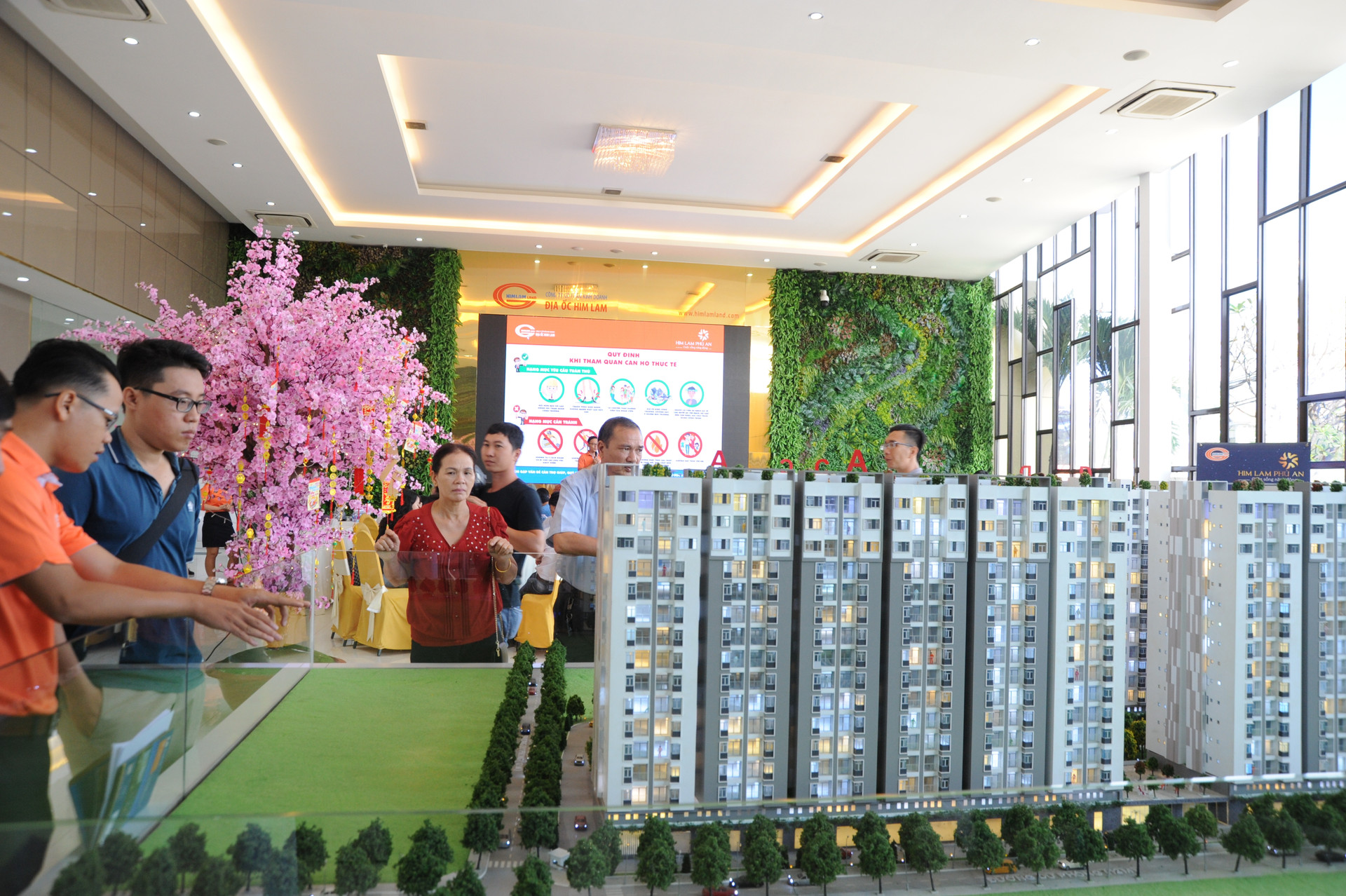 Khách hàng tham quan căn hộ hoàn thiện tại công trình Him Lam Phú An
