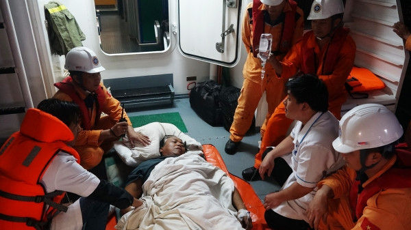  Cứu thuyền viên người nước ngoài bị đột quỵ trên biển