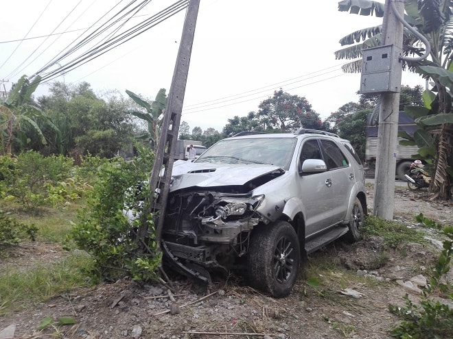 Ô tô cuốn xe máy vào gầm, một người tử vong