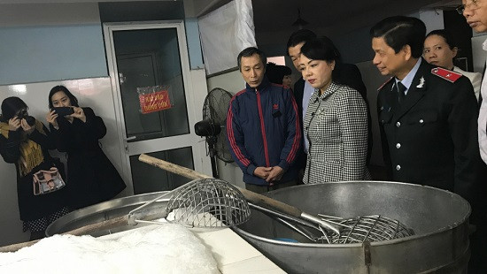 Bộ trưởng Y tế thị sát kiểm tra an toàn thực phẩm dịp Tết Nguyên Đán
