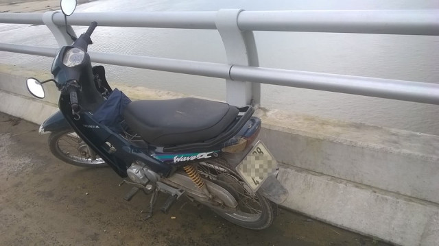 Tìm thấy thi thể người đàn ông để xe máy trên cầu Giao Thuỷ