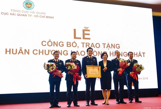 Chi cục Hải quan cửa khẩu sân bay quốc tế Tân Sơn Nhất đón Huân chương Lao động hạng Nhất