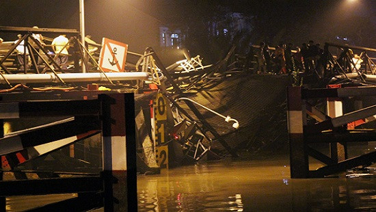 TP. HCM: Sập cầu, ôtô và xe máy rơi xuống sông