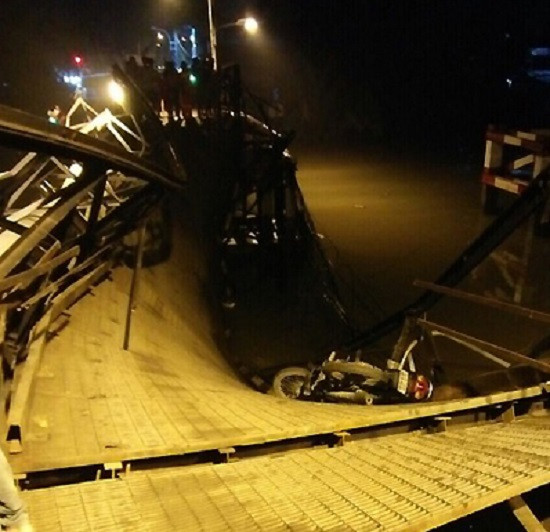 TP. HCM: Sập cầu, ôtô và xe máy rơi xuống sông