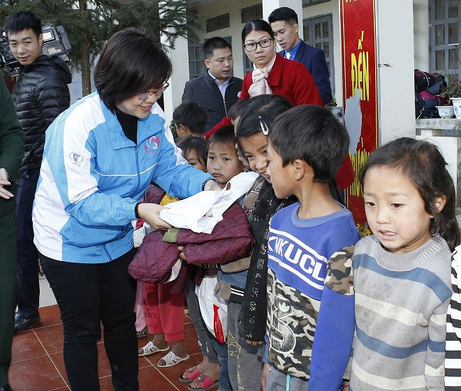 Lai Châu: Tặng 7.500 quyển vở, đồ dùng học tập cho học sinh huyện Phong Thổ