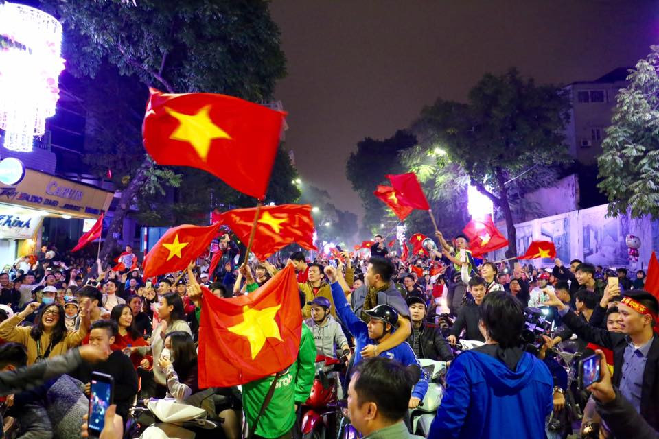 Nguời dân xuống đường reo hò, vỡ òa với chiến thắng của tuyển U23 Việt Nam