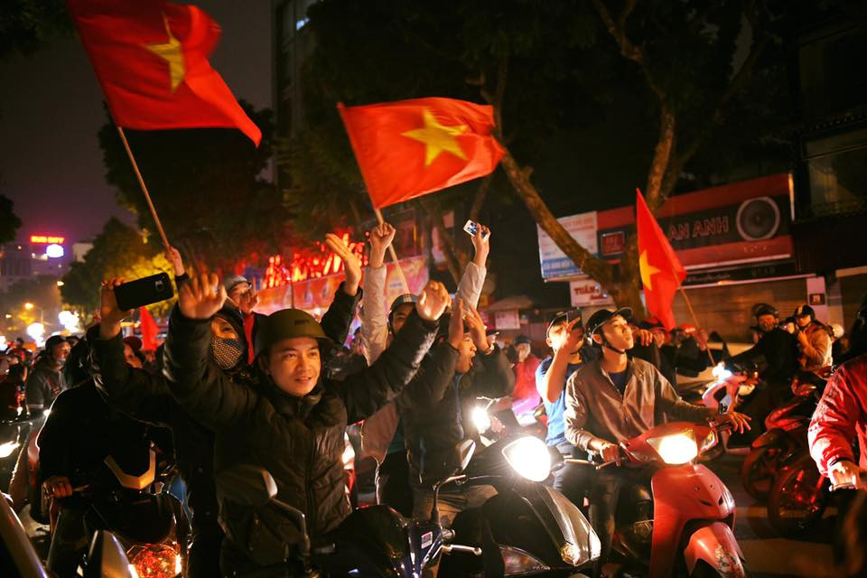 Nguời dân xuống đường reo hò, vỡ òa với chiến thắng của tuyển U23 Việt Nam