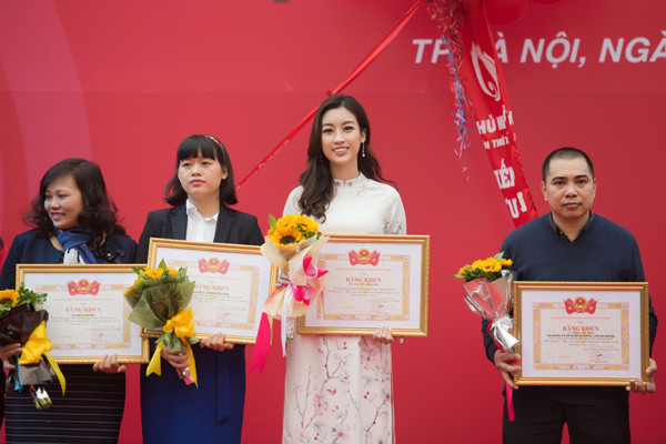 Hoa hậu Ngọc Hân, Mỹ Linh cùng diện áo dài đi hiến máu