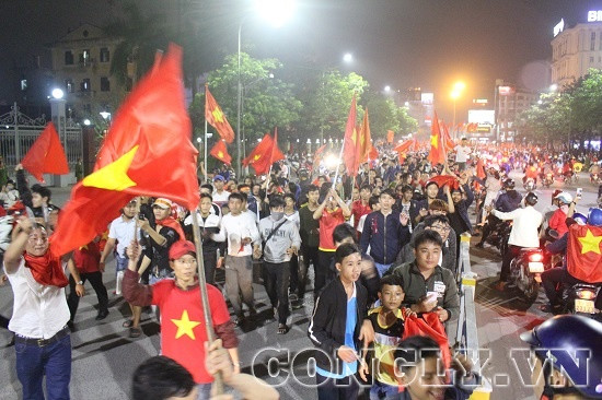 Cổ động viên xứ Huế xuống đường mừng chiến thắng của U23 Việt Nam