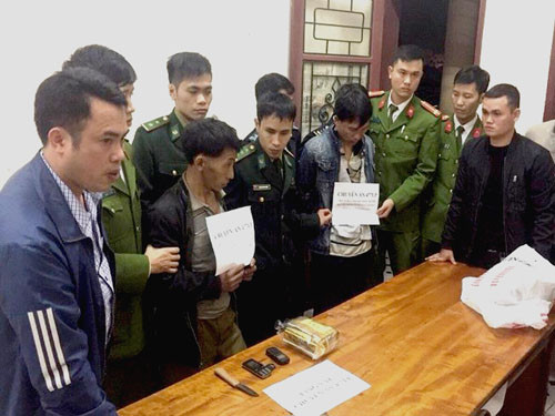 Hai đối tượng người Lào bị bắt cùng 1 kg ma túy đá 