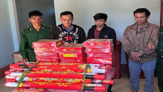 Bộ đội Biên phòng tỉnh Kon Tum bắt 60 kg pháo nhập lậu