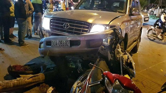 Xe “điên” tông 6 xe máy trên đường Nguyễn Chí Thanh, 2 phụ nữ bị thương nặng