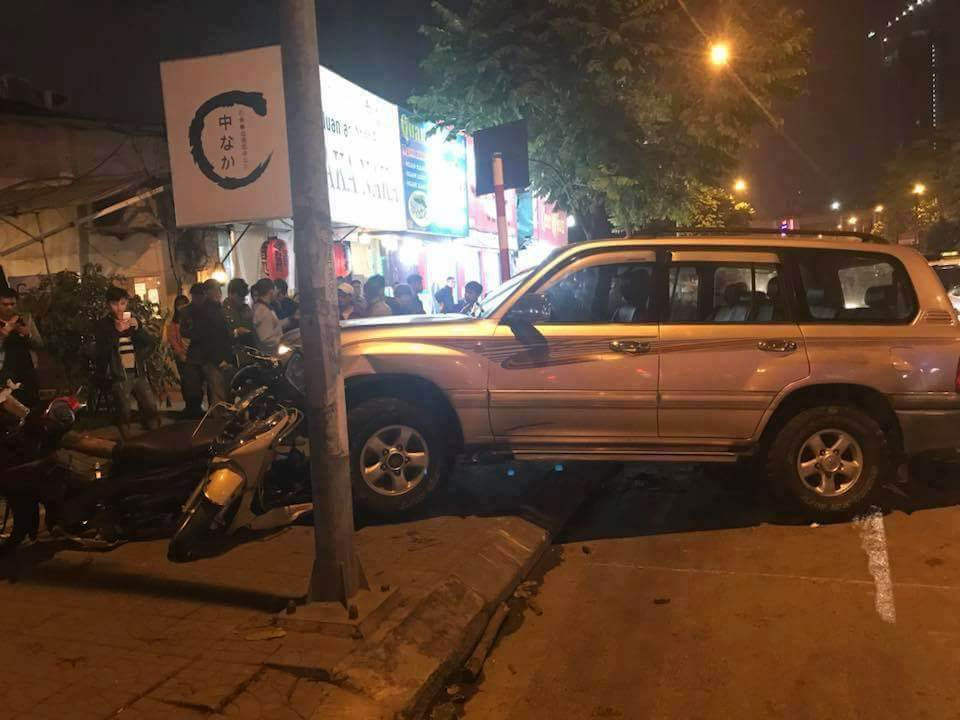 Xe “điên” tông 6 xe máy trên đường Nguyễn Chí Thanh, 2 phụ nữ bị thương nặng