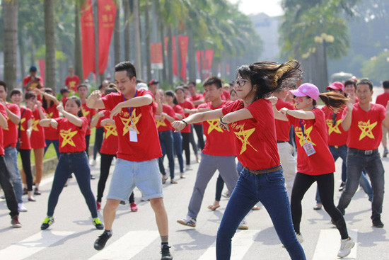 Hà Nội nhảy Flashmob tiếp lửa U23 Việt Nam trước thềm chung kết