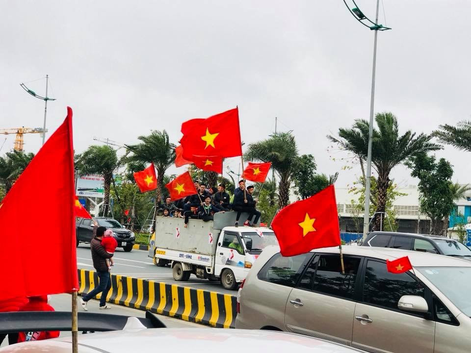 Đường phố Hà Nội nhuộm đỏ màu cờ trong ngày về lịch sử của U23 Việt Nam