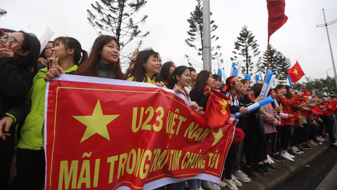 Đường phố Hà Nội nhuộm đỏ màu cờ trong ngày về lịch sử của U23 Việt Nam
