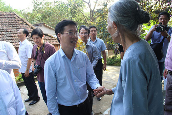 Trưởng Ban Tuyên giáo Trung ương Võ Văn Thưởng trao quà tại Quảng Ngãi