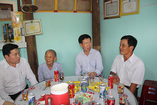 Trưởng Ban Tuyên giáo Trung ương Võ Văn Thưởng trao quà tại Quảng Ngãi