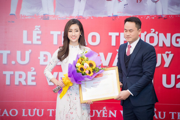 Hoa hậu Đỗ Mỹ Linh nhận bằng khen của Trung Ương Đoàn 