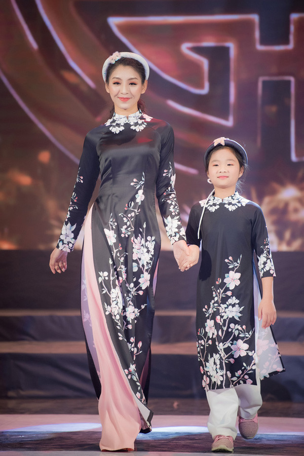 MC Phan Anh cùng vợ con mặc áo dài của Hoa hậu Ngọc Hân