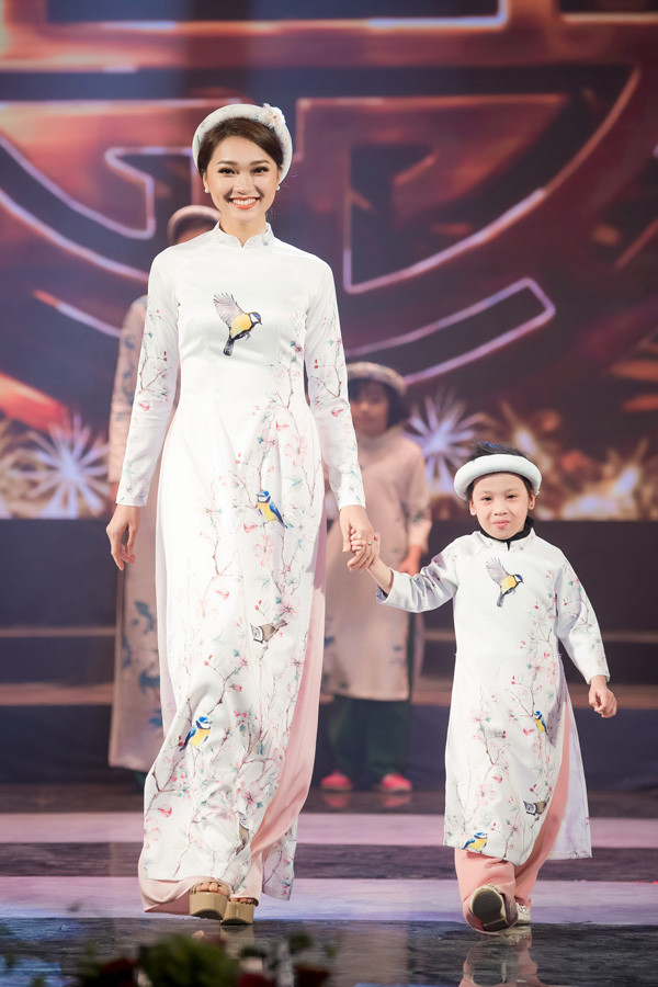 MC Phan Anh cùng vợ con mặc áo dài của Hoa hậu Ngọc Hân