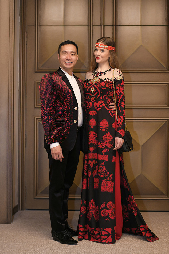 Hậu Haute Couture 2018, NTK Hoài Nam tiếp tục mang áo dài Việt sang Singapore
