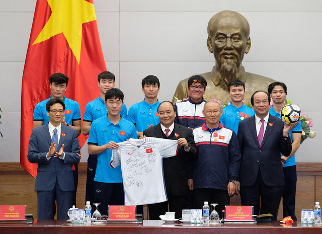 Đấu giá quả bóng và áo U23 Việt Nam tặng Thủ tướng để ủng hộ người nghèo 