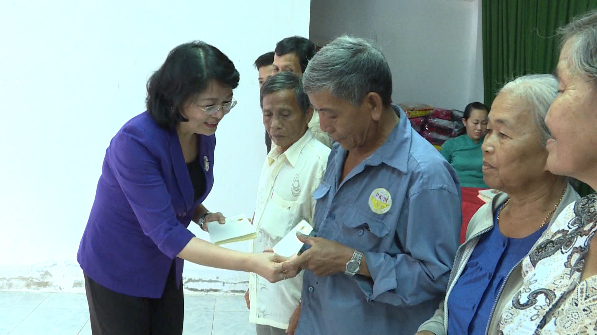 Phó Chủ tịch nước Đặng Thị Ngọc Thịnh tặng quà Tết cho người nghèo ở Vĩnh Long