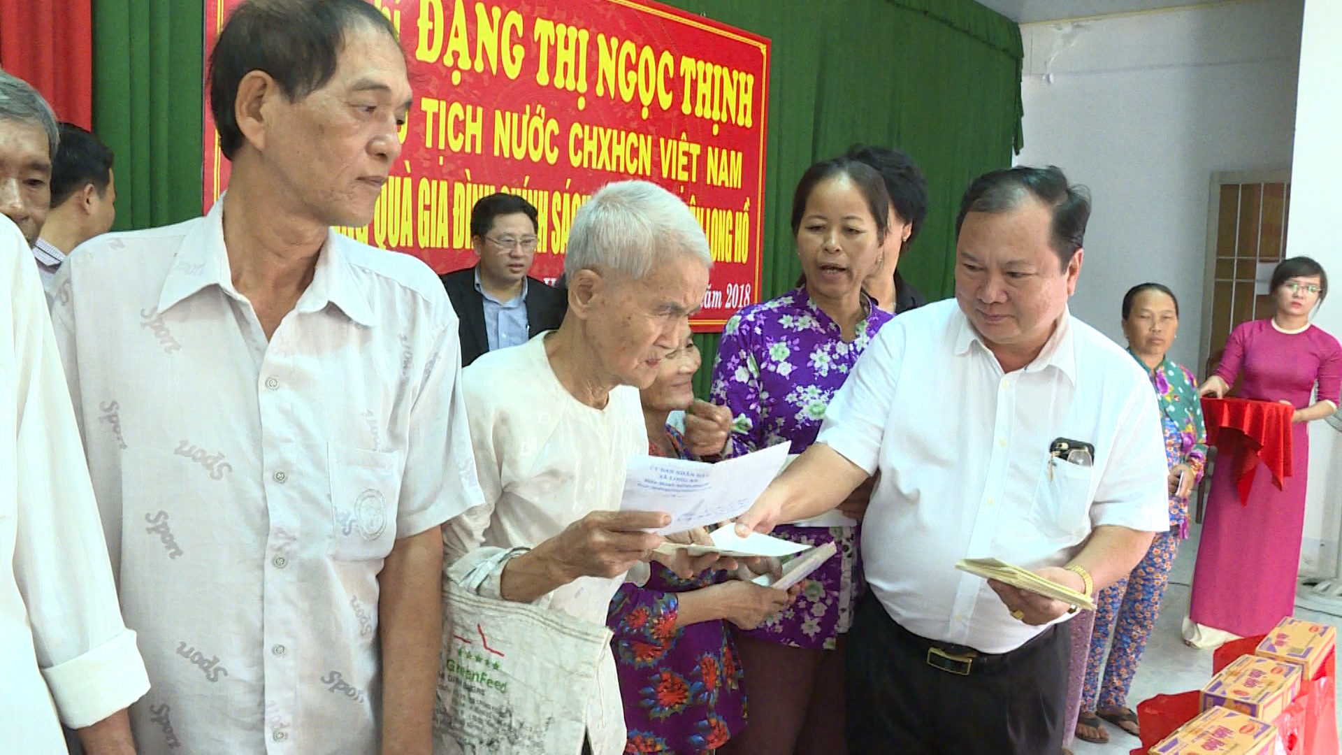 Phó Chủ tịch nước Đặng Thị Ngọc Thịnh tặng quà Tết cho người nghèo ở Vĩnh Long