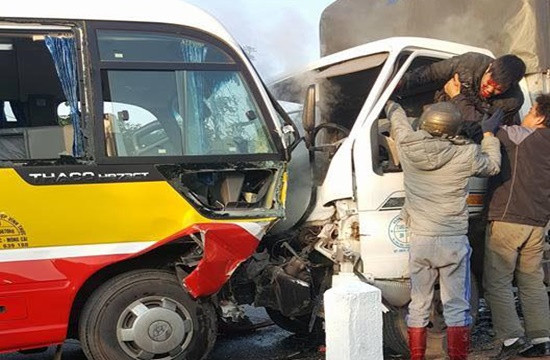 Xe tải đối đầu xe buýt, 2 người chết, 8 người bị thương