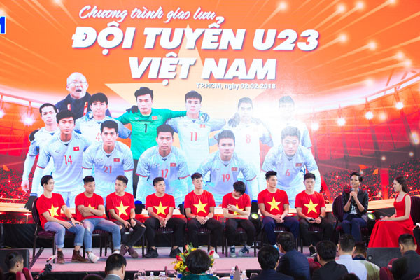 Hoa hậu Hoàn vũ Việt Nam 2017 giao lưu cùng đội tuyển U23 Việt Nam 