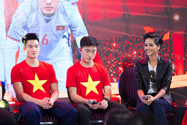 Hoa hậu Hoàn vũ Việt Nam 2017 giao lưu cùng đội tuyển U23 Việt Nam 