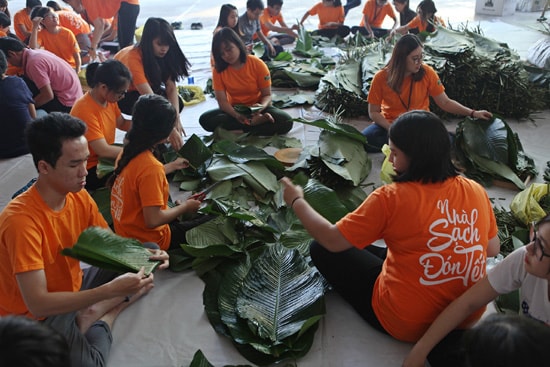 Lãnh sự Nam Phi Đỗ Thị Kim Liêm cùng sinh  viên gói 2000 bánh chưng tặng người nghèo đón tết