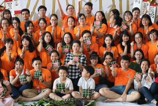 Lãnh sự Nam Phi Đỗ Thị Kim Liêm cùng sinh  viên gói 2000 bánh chưng tặng người nghèo đón tết