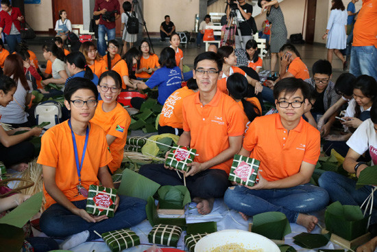 Lãnh sự Nam Phi Đỗ Thị Kim Liêm cùng sinh  viên gói 2000 bánh chưng tặng người nghèo đón tết