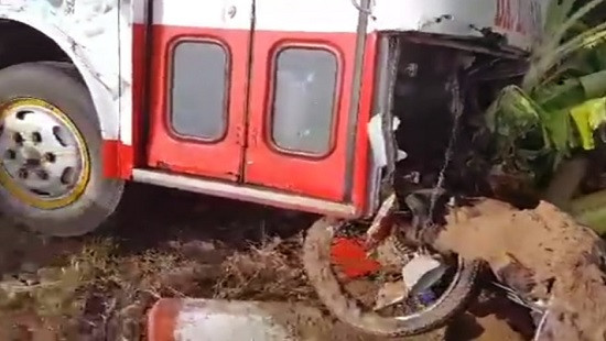 Xe buýt nổ lốp tông liên hoàn xe máy, một người tử vong