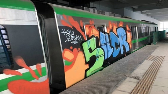 Nhà thầu Trung Quốc đưa chuyên gia vào xóa nét vẽ graffiti trên vỏ tàu