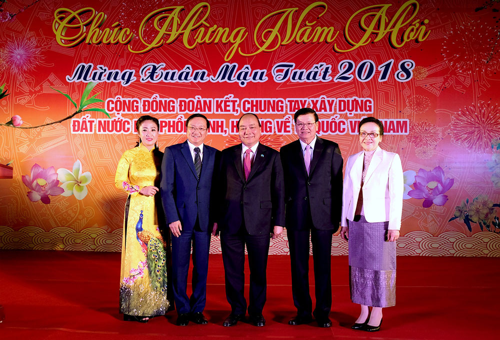 Việt Nam-Lào: Hai Thủ tướng chúc Tết cộng đồng người Việt tại Lào
