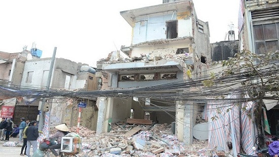 Sập nhà 3 tầng ở Hà Nội, một phụ nữ bị thương